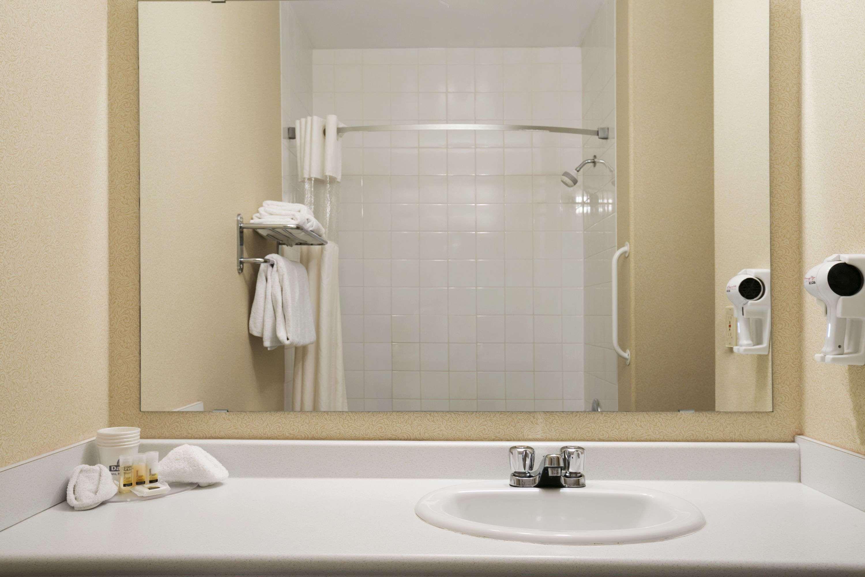 Days Inn By Wyndham Moose Jaw Buitenkant foto