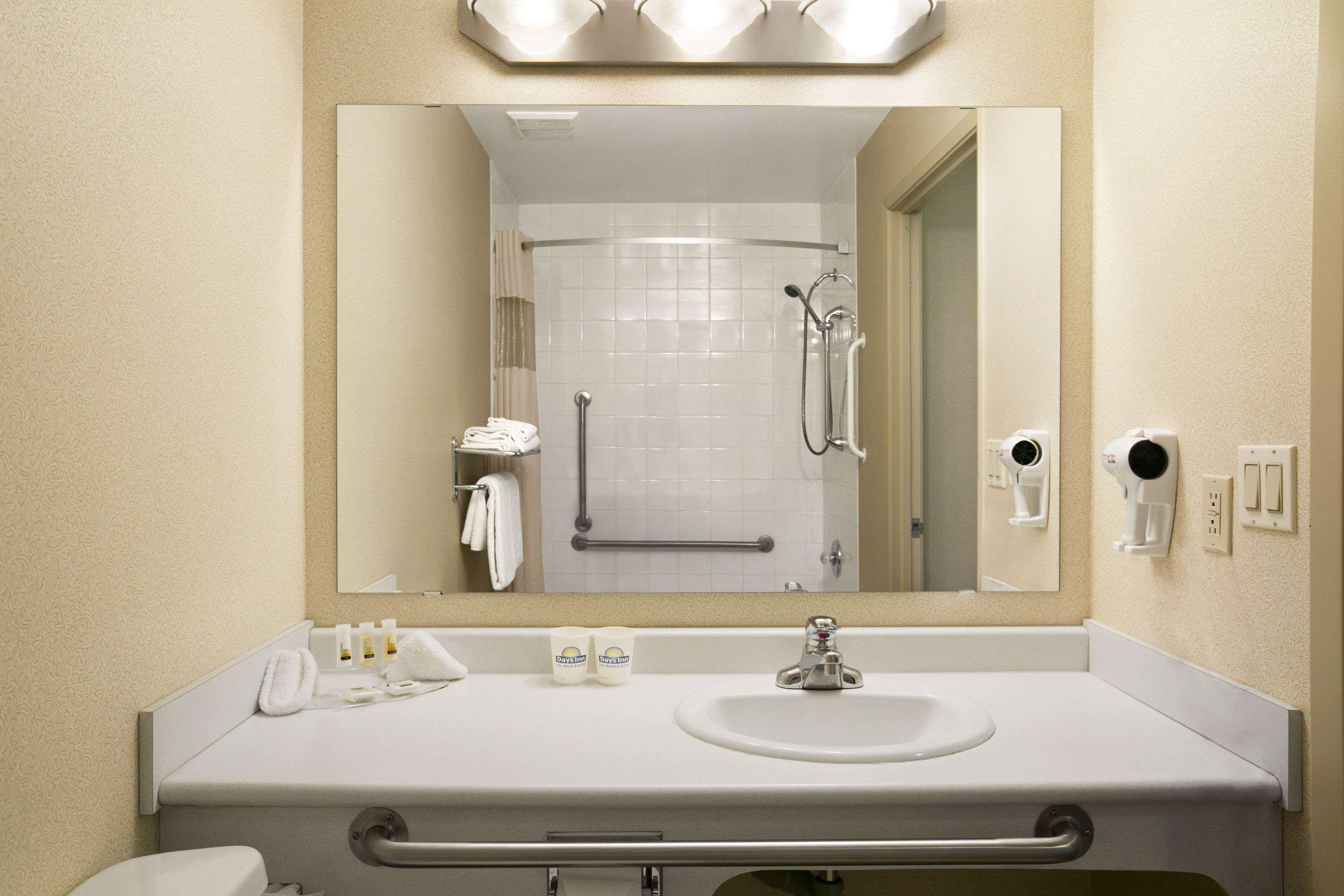 Days Inn By Wyndham Moose Jaw Buitenkant foto