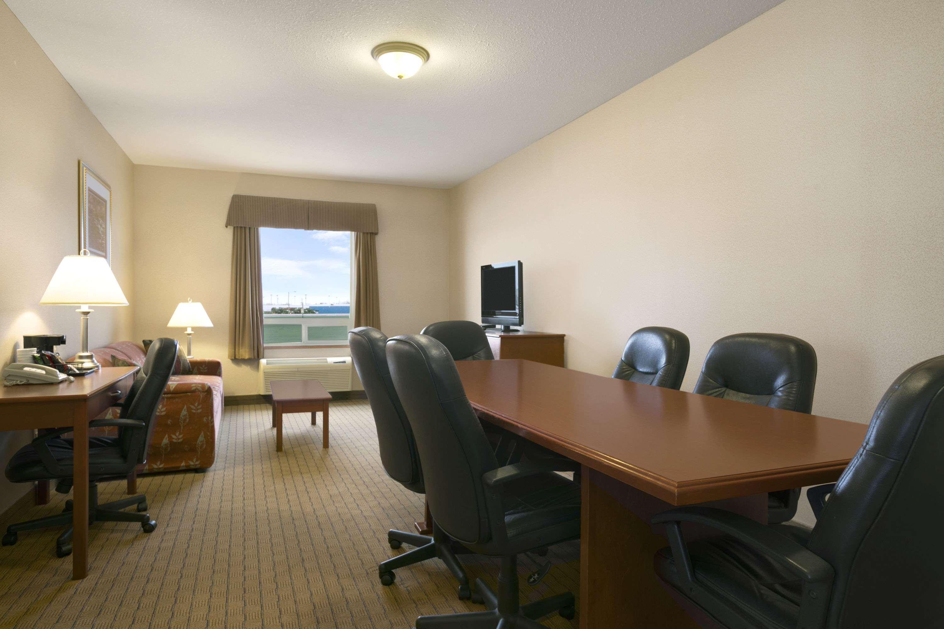 Days Inn By Wyndham Moose Jaw Buitenkant foto